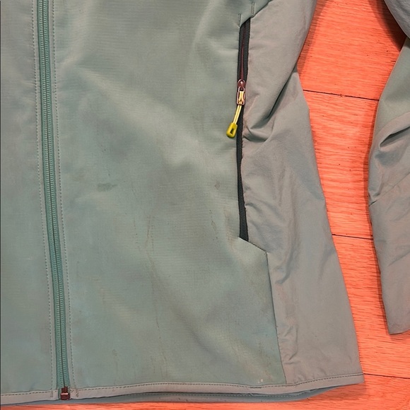 Patagonia Green Softshell Jacket with Water-Resistant Fabric - Picture 4 of 5